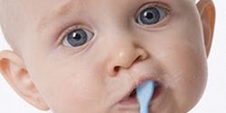 Bebe-c-escova-de-dente-na-boca